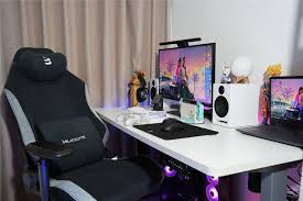 春节宅经济背景下年轻人居家使用电竞椅的场景